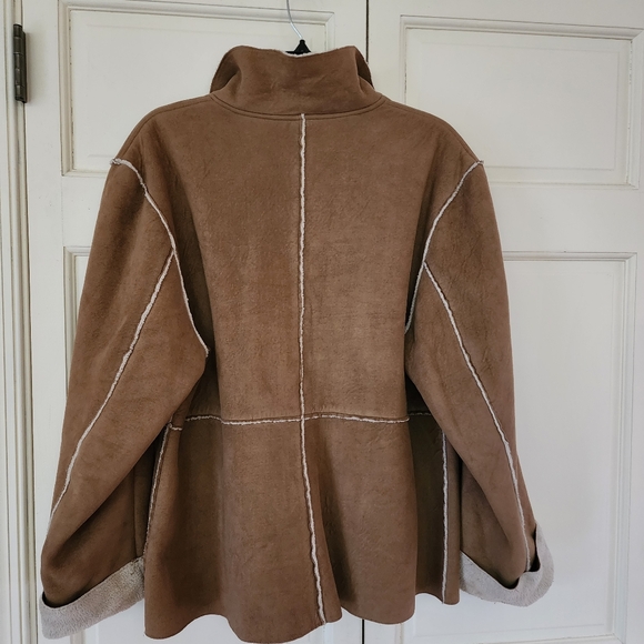 Women's Tan Shearling Jacket Pit To Pit 24" Lenth.29" - Picture 7 of 7